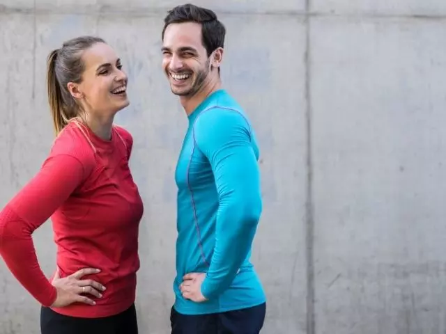 Comment arrêter de se masturber : la méthode qui fonctionne couple sportif qui est une aide pour savoir comment arreter de se branler
