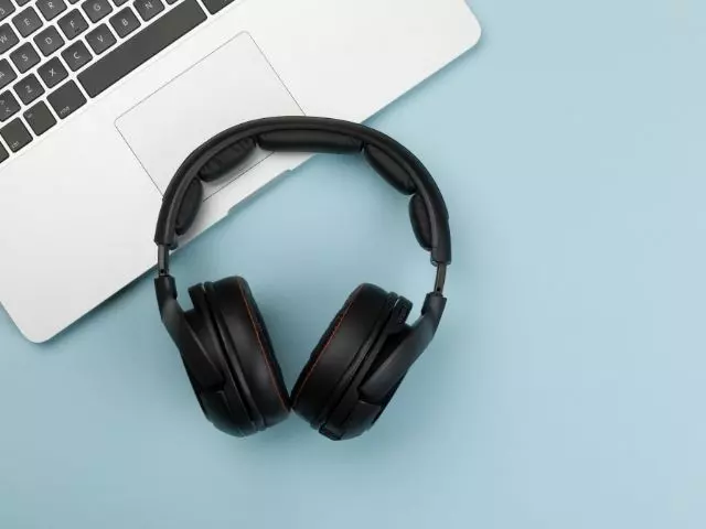 Comment arrêter de se masturber : la méthode qui fonctionne casque audio et clavier de laptop